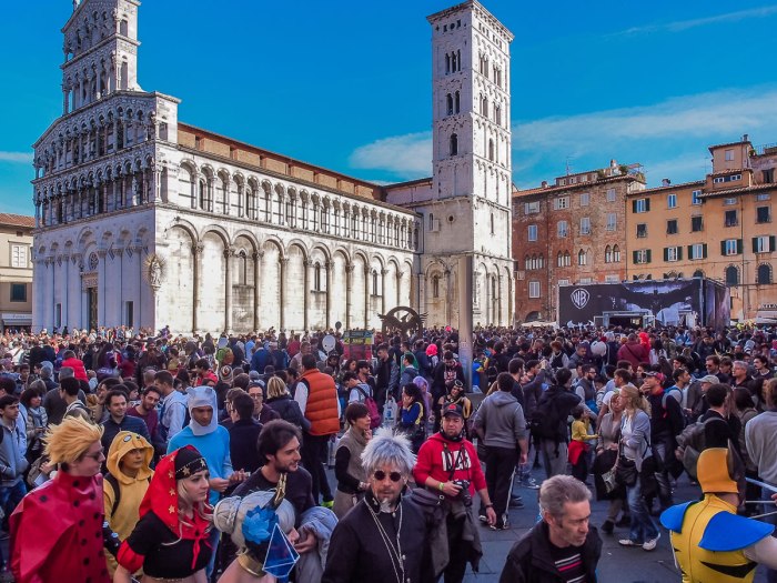 Piazza San Michele popolata dai partecipanti a Lucca Comics (foto di MTiger)
